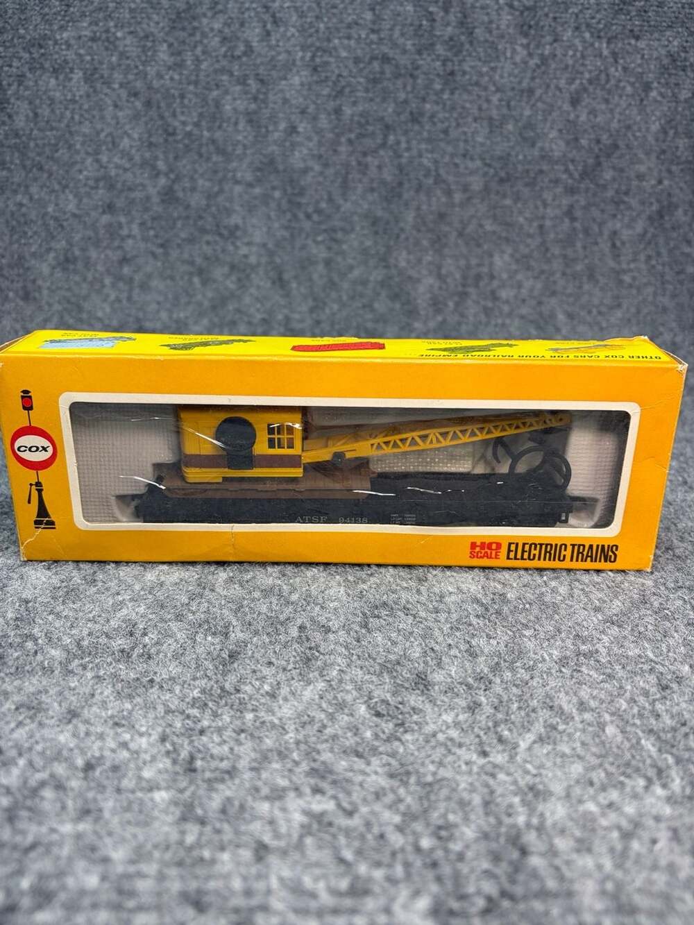 HO Scale Cox 6151-4 50' Flat Car w/ Loading Crane ATSF 94138 Yellow & Black